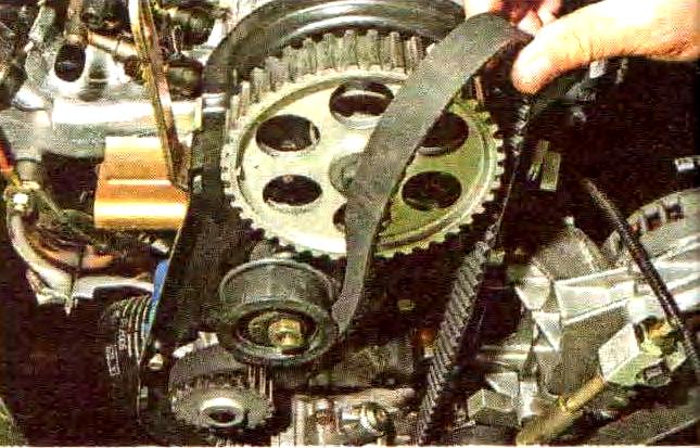 Überprüfen und Ersetzen des Zahnriemens des VAZ -21114 engine