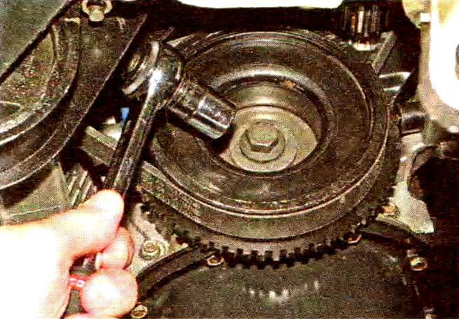 Revisando y reemplazando la correa de distribución del motor VAZ -21114 motor