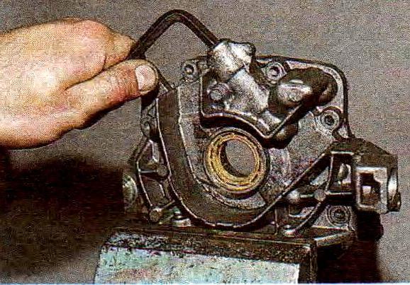 Extracción y desmontaje de la bomba de aceite del motor VAZ -21114 motor