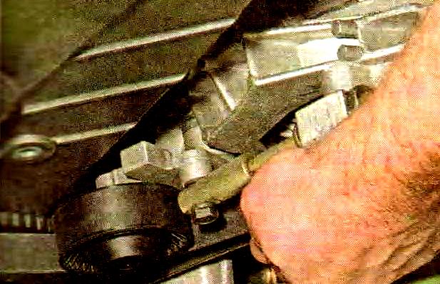 Проверка состояния и замена ремня привода генератора двигателя ВАЗ-21114