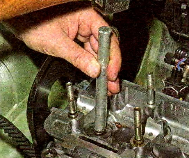 cómo reemplazar los sellos del vástago de la válvula de la culata del motor VAZ-21114