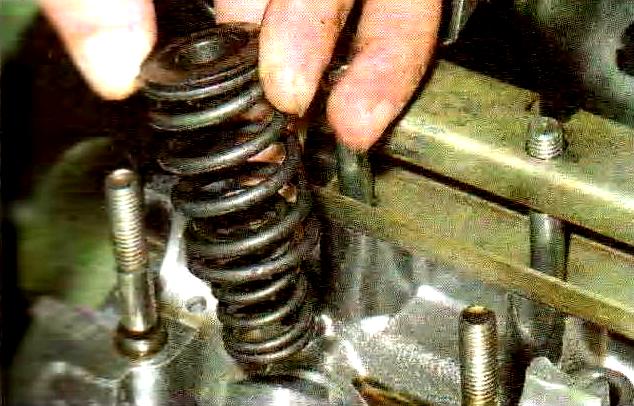 Как заменить маслоотражательные колпачки ГБЦ двигателя ВАЗ-21114