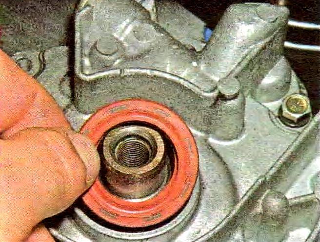Replacing crankshaft oil seals on VAZ-21114 engine