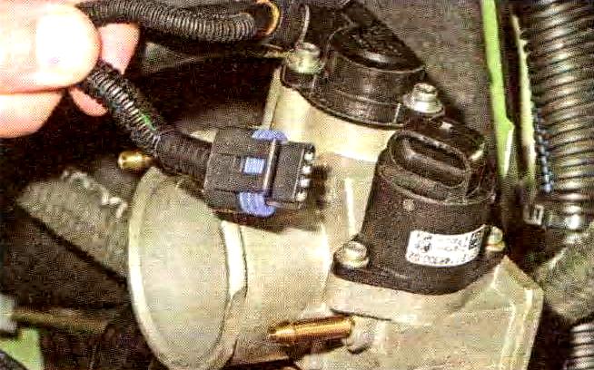 Überprüfen und Ersetzen des Leerlaufreglers von der VAZ-21114-Motor