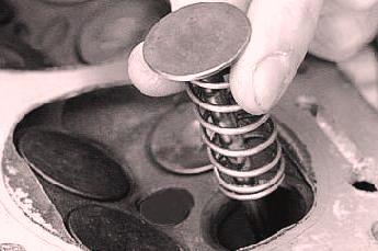 Наденьте на стержень клапана предварительно подобранную пружину и вставьте клапан в направляющую втулку 