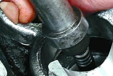 Replacing valve stem seals for VAZ-21126 engine