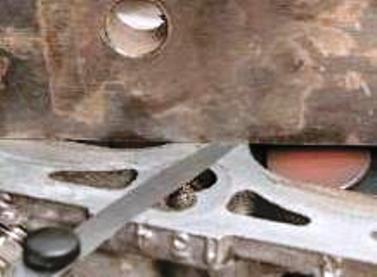 Defekte Teile des VAZ-2123-Zylinderkopfs