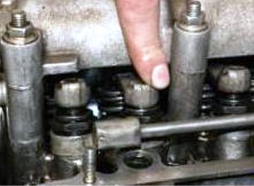 Revise los cojinetes hidráulicos presionando las palancas de válvula una por una