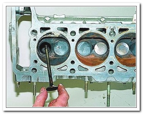 Demontage und Montage des VAZ-2123-Zylinderkopfs
