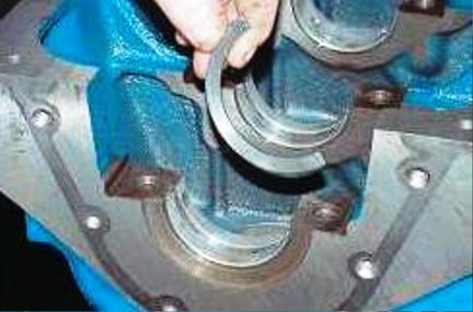 переднее упорное полукольцо (сталеалюминиевое) задней опоры коленчатого вала