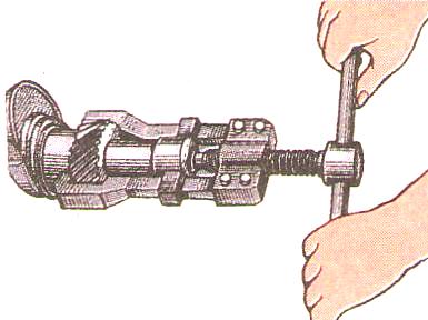 Dismantling gear from crankshaft using puller 1p-21305