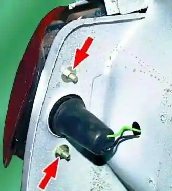 Отвернуть две гайки крепления и снять указатель