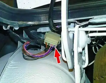 Разъединить колодку с проводами. 