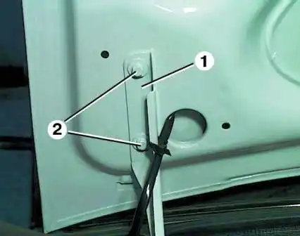 Снятие крышки багажника