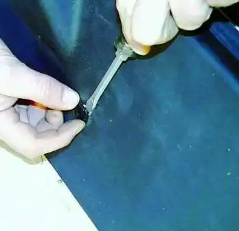 Подцепить отверткой и вытащить пистоны крепления задней обивки 