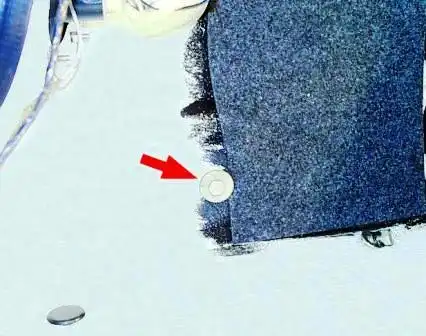 Отвернуть по одному болту бокового крепления 