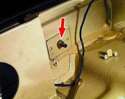 Отвернуть по одной гайке заднего крепления буфера 