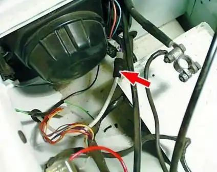 Отсоединить штекерные колодки противотуманных фар в моторном отсеке 