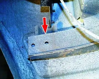 Отвернуть с обеих сторон болты бокового крепления буфера