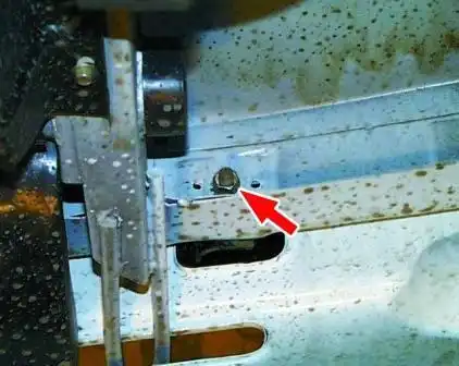 Отвернуть две гайки переднего крепления буфера