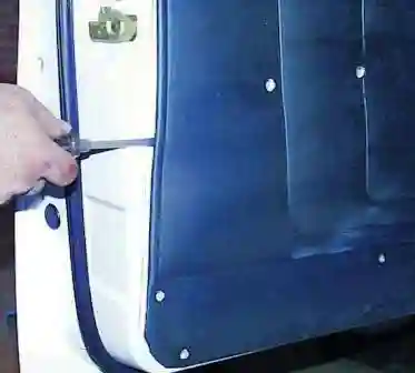 Снятие, установка передней двери и замена обивки ГАЗ-3110