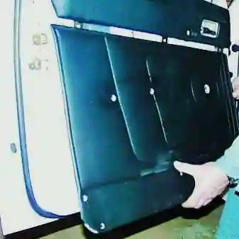 Снятие, установка передней двери и замена обивки ГАЗ-3110