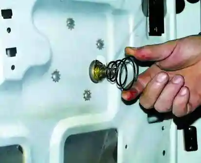 Снятие, установка передней двери и замена обивки ГАЗ-3110