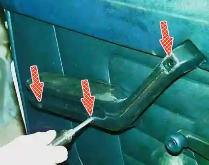 Снятие, установка передней двери и замена обивки ГАЗ-3110