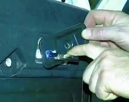 Снятие, установка передней двери и замена обивки ГАЗ-3110