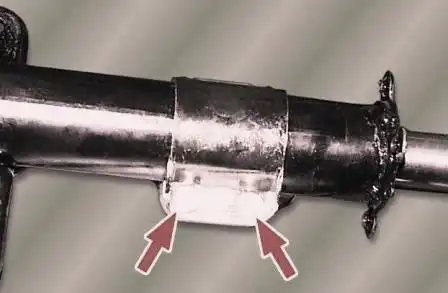 При необходимости отвернуть два болта 