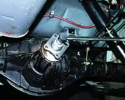 Установить фланец ведущей шестерни. Завернуть гайку, проворачивая вал за фланец, чтобы тела качения подшипников встали на свои места