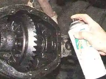 Нанести тонкий слой долго сохнущей густой грунтовки на все зубья ведущей шестерни