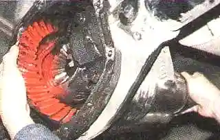 Провернуть на один оборот в обе стороны ведущую шестерню