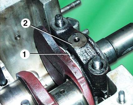 Al instalar la tapa 2 del primer cojinete principal, la protuberancia de la arandela de empuje trasera 1 debe entrar en la ranura de la tapa 2