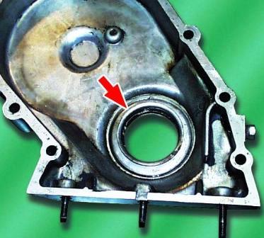 Inspect the crankshaft oil seal in the cover of the timing sprockets