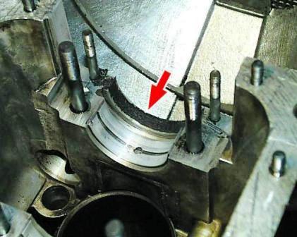 Replace the packing of the crankshaft rear seal in the main bearing bed and in the holder 