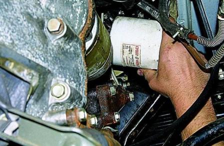 Cambio de aceite y aceite filtro del motor Gazelle con el motor ZMZ-406