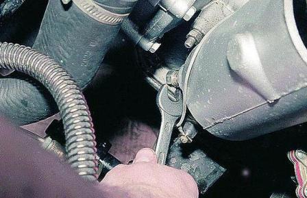 Cambio de aceite y aceite filtro del motor Gazelle con el motor ZMZ-402