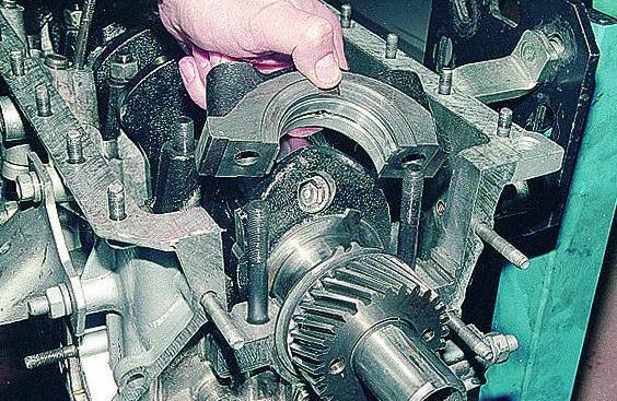Extracción y desmontaje del motor ZMZ-402