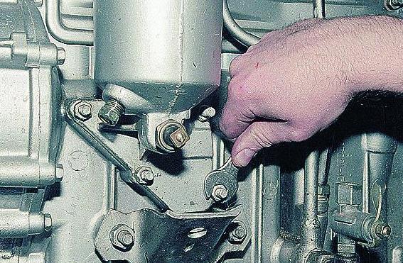 Extracción y desmontaje del motor ZMZ-402