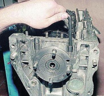 Removing and disassembling the ZMZ-402 engine