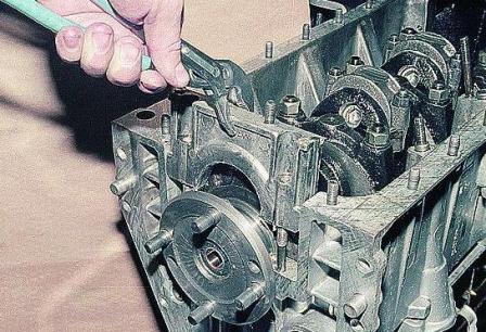 Desmontaje y desmontaje del motor ZMZ-402