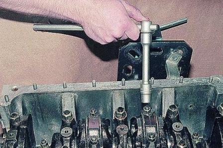 Desmontaje y desmontaje del motor ZMZ-402