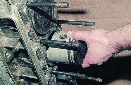 Extracción y desmontaje del motor ZMZ-402