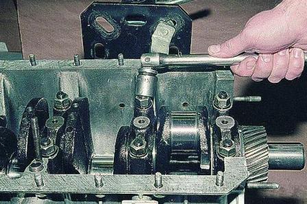 Desmontaje y desmontaje del motor ZMZ-402