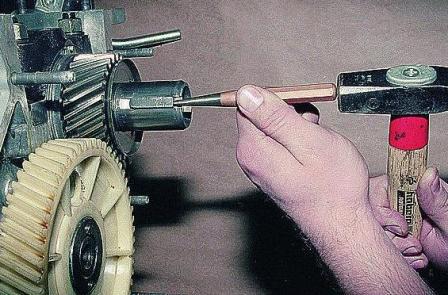 Desmontaje y desmontaje del motor ZMZ-402