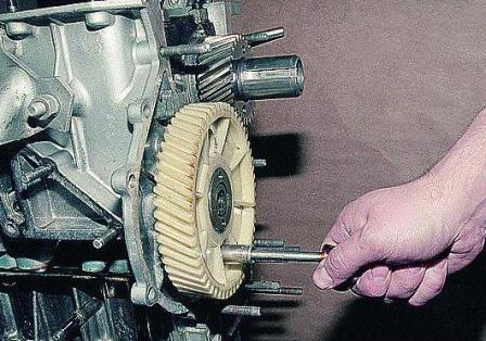 Removal and disassembly of the ZMZ-402 engine