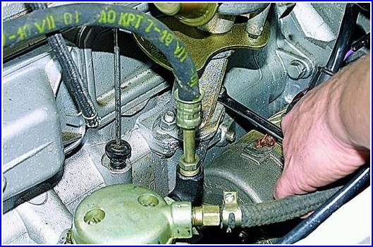 Removing and installing the ZMZ-402 engine distributor