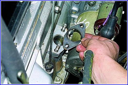 Removing and installing the ZMZ-402 engine distributor