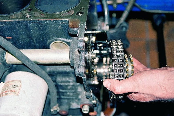 Reemplazo de cadenas y engranajes de el mecanismo de distribución de gas ZMZ-405, 406